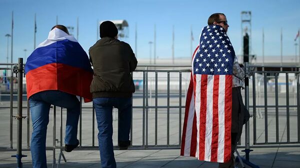 Мужчины с флагами России и США - 俄羅斯衛星通訊社