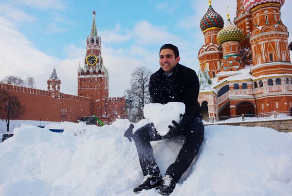 一名遊客在莫斯科聖瓦西里大教堂外享受假期。
 - 俄羅斯衛星通訊社