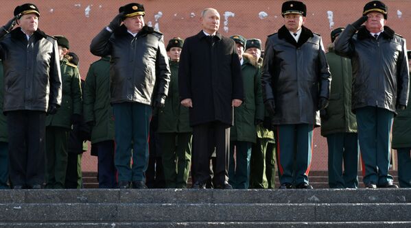 俄罗斯总统普京出席在莫斯科无名烈士墓前举行的献花仪式。
 - 俄罗斯卫星通讯社