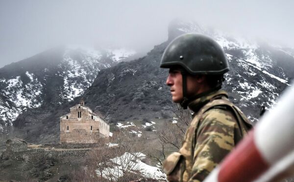 阿塞拜疆拉欽區邊檢站軍事人員。
 - 俄羅斯衛星通訊社