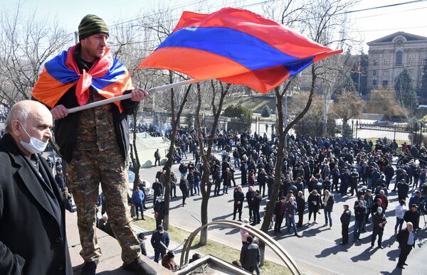 反对派在埃里温市举行游行集会。
 - 俄罗斯卫星通讯社