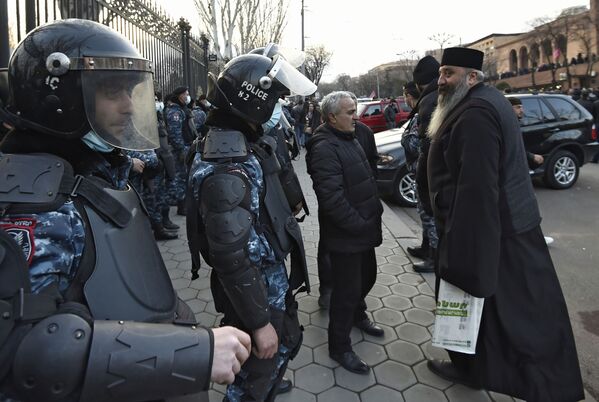 埃里温市警员在国家会议大楼前设置警戒线。
 - 俄罗斯卫星通讯社