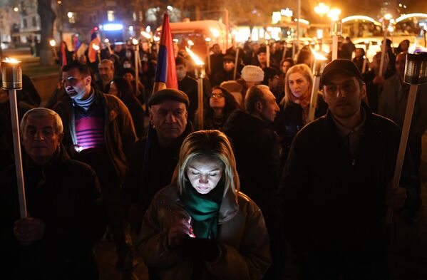 反對派在埃里溫市舉行遊行集會。
 - 俄羅斯衛星通訊社