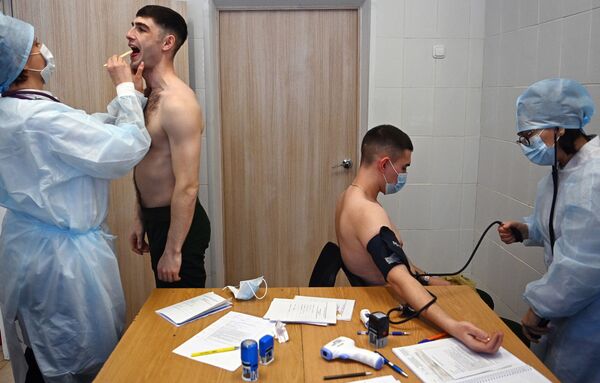 莫斯科高等军事指挥学院为在校生进行新冠疫苗接种工作。
 - 俄罗斯卫星通讯社