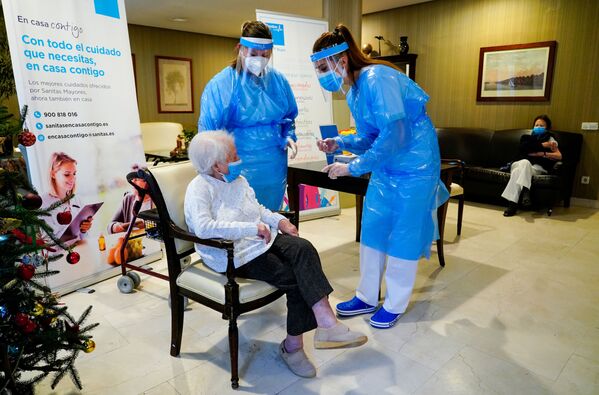 西班牙马德里敬老院工作人员陪护感染老人接种疫苗。 - 俄罗斯卫星通讯社