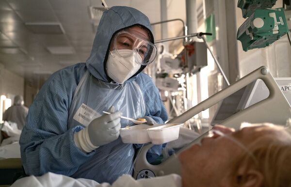 莫斯科医院护士照料刚刚脱离生命危险的患者。 - 俄罗斯卫星通讯社