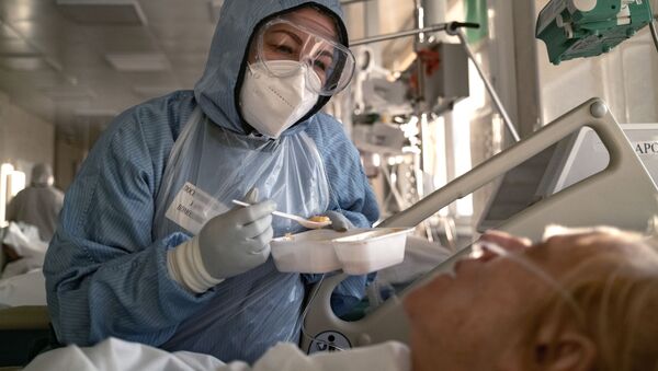 Медсестра кормит пациента в отделении реанимации и интенсивной терапии в больнице в Москве - 俄羅斯衛星通訊社