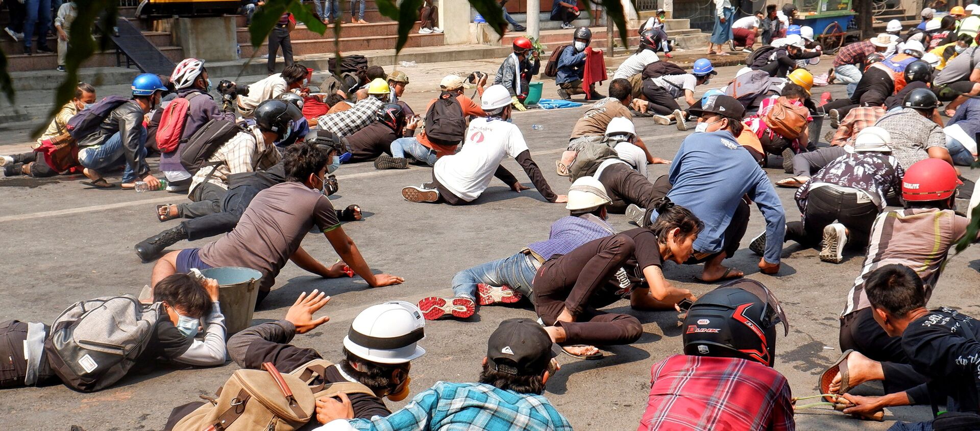 Протестующие на земле из-за полицейского огня во время протеста в Мандалае, Мьянма - 俄羅斯衛星通訊社, 1920, 11.03.2021