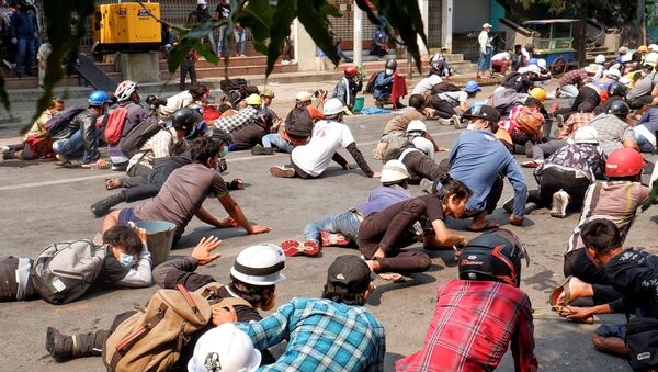 Протестующие на земле из-за полицейского огня во время протеста в Мандалае, Мьянма - 俄罗斯卫星通讯社