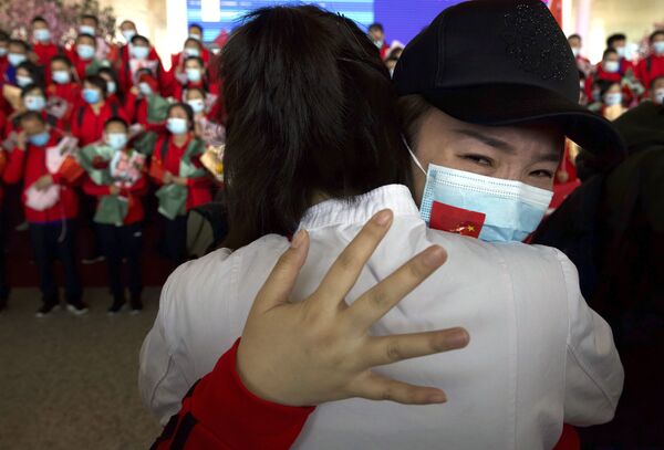 中國女醫師在武漢天河機場與抗疫戰友道別。 - 俄羅斯衛星通訊社