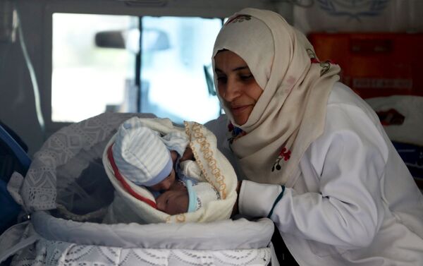 也門女護士在薩那機場迎接連體嬰兒。 - 俄羅斯衛星通訊社
