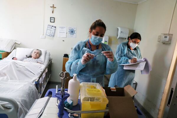 圣地亚哥市女护士为养老院老人接种新冠疫苗。 - 俄罗斯卫星通讯社