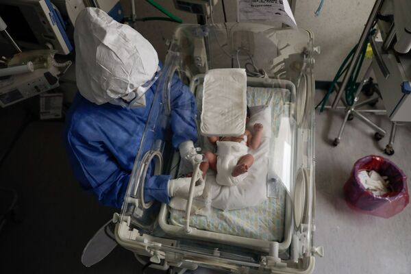 墨西哥托盧卡市婦產醫院陪護感染新冠病毒的新生兒。 - 俄羅斯衛星通訊社