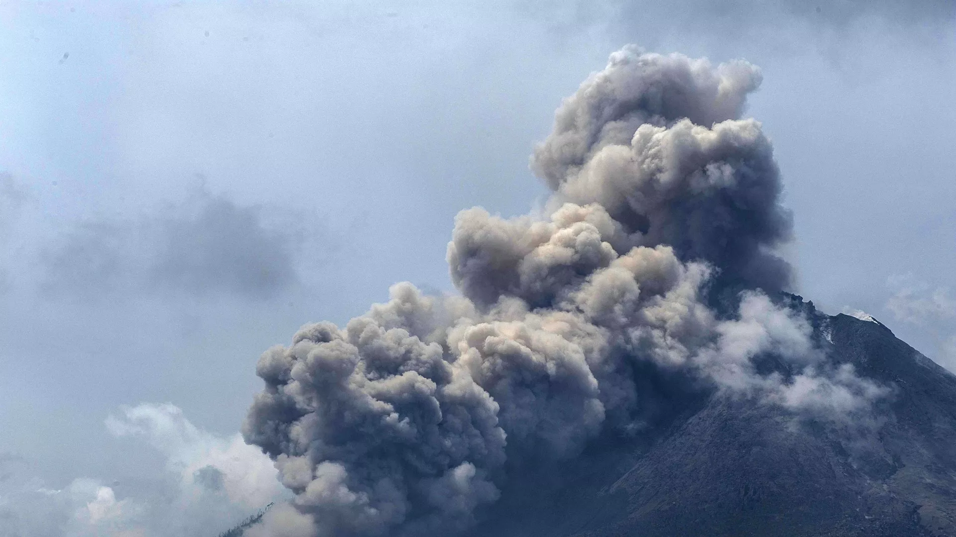 印尼默拉皮火山噴發火山灰高達300米 - 俄羅斯衛星通訊社, 1920, 09.01.2023
