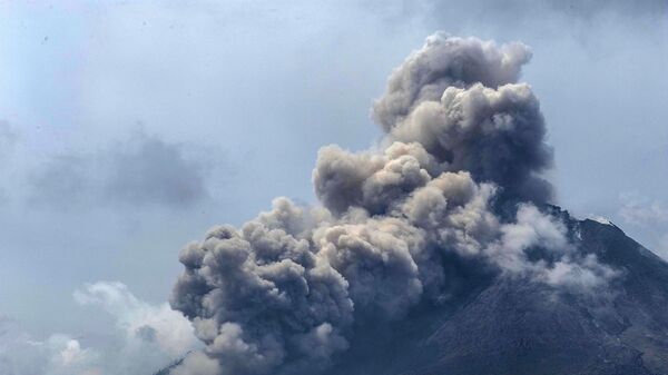 印尼默拉皮火山喷发火山灰高达300米 - 俄罗斯卫星通讯社