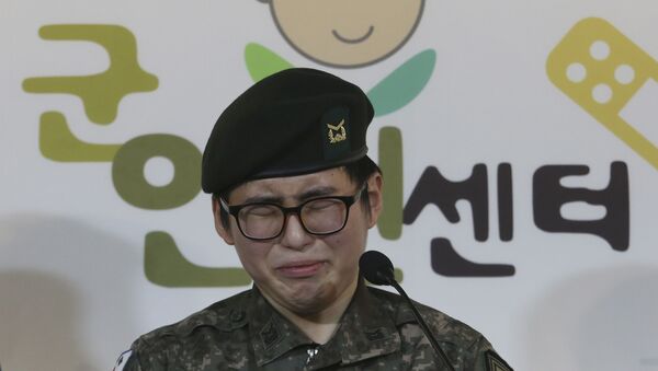 South Korean army Sergeant Byun Hui-su weeps during a press conference at the Center for Military Human Right Korea in Seoul, South Korea, Wednesday, Jan. 22, 2020. - 俄罗斯卫星通讯社