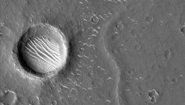 天问一号探测器拍摄的高清火星影像图 - 俄罗斯卫星通讯社