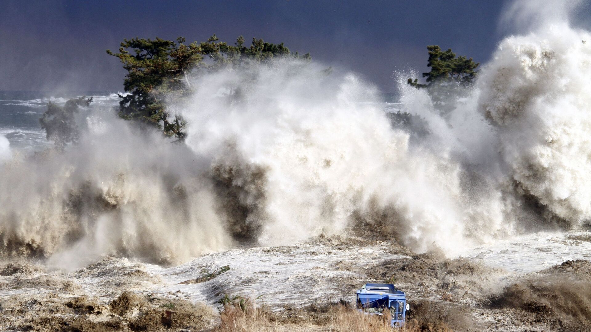 科学网—空中鸟瞰 日本9级巨震水下断裂及滑坡导致海啸发生 - 陈辉的博文