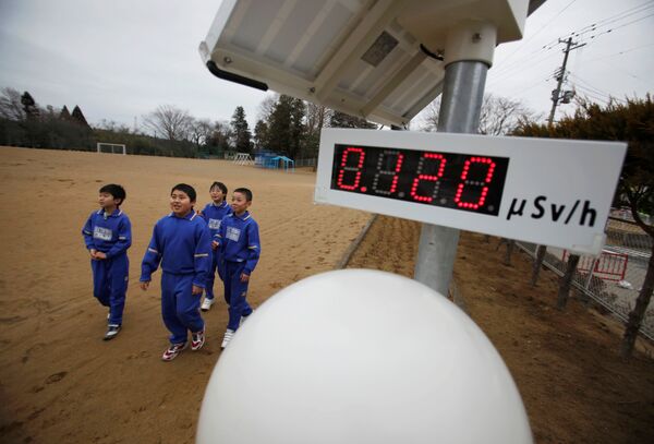 日本，学生们在盖革计数器旁。 - 俄罗斯卫星通讯社