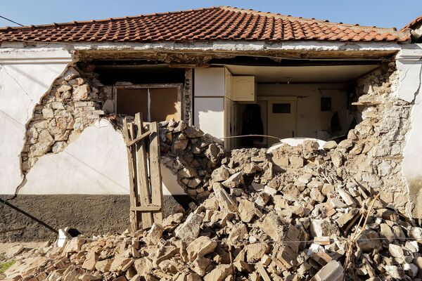 希臘地震導致房屋被毀。
 - 俄羅斯衛星通訊社