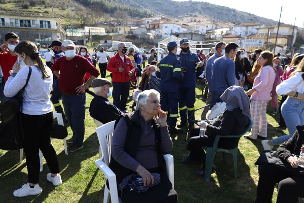 希臘發生地震後，居民紛紛跑到足球場上。 - 俄羅斯衛星通訊社