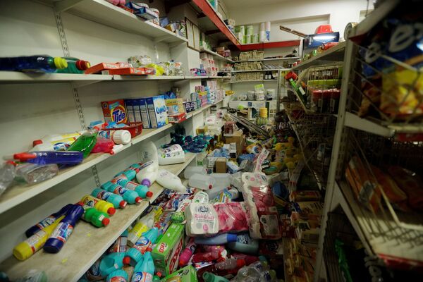 希臘發生地震後，超市裡的貨物散落在地上。 - 俄羅斯衛星通訊社
