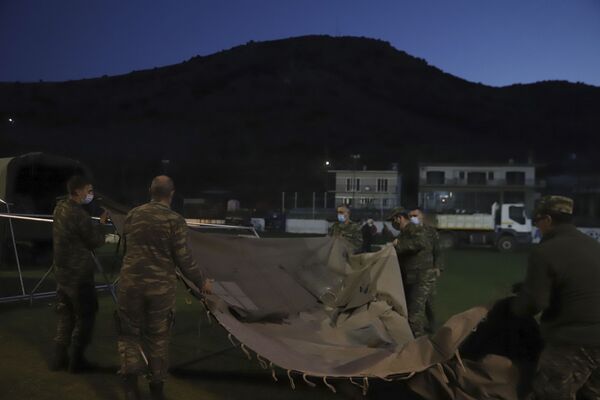 希臘士兵為地震受災者搭起帳篷。 - 俄羅斯衛星通訊社