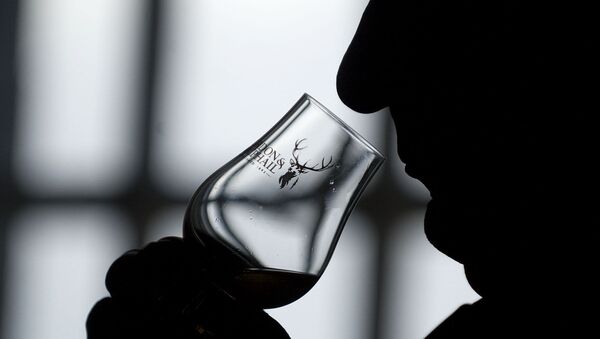 Мужчина пьет шотландский виски - 俄羅斯衛星通訊社