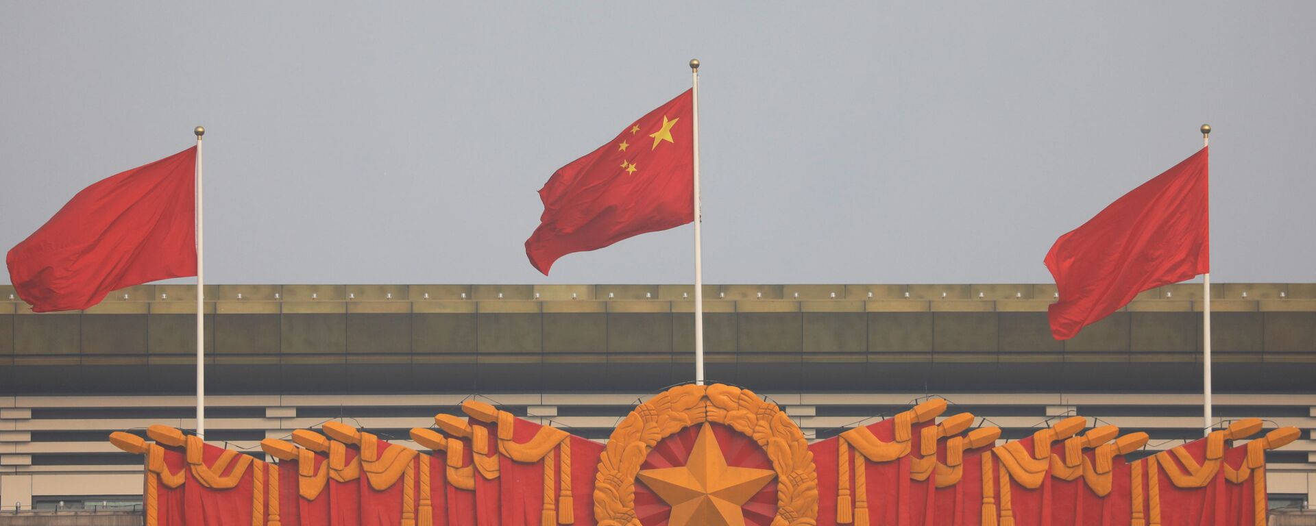 Китайский флаг над Национальным музеем Китая после открытия сессии Народного политического консультативного совета Китая (НПКСК) в Пекине. - 俄罗斯卫星通讯社, 1920, 27.10.2021