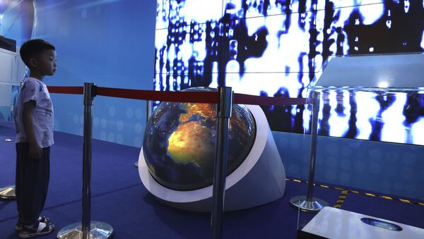 Ребенок смотрит видео на выставке Национальной недели науки и технологий, проходящей в Военном музее в Пекине. - 俄罗斯卫星通讯社