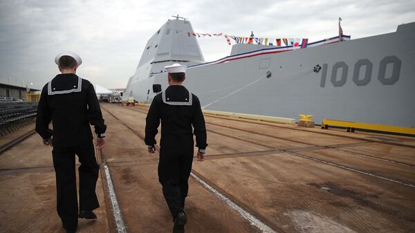 Моряки на фоне эсминца DDG 1000 USS Zumwalt  - 俄罗斯卫星通讯社