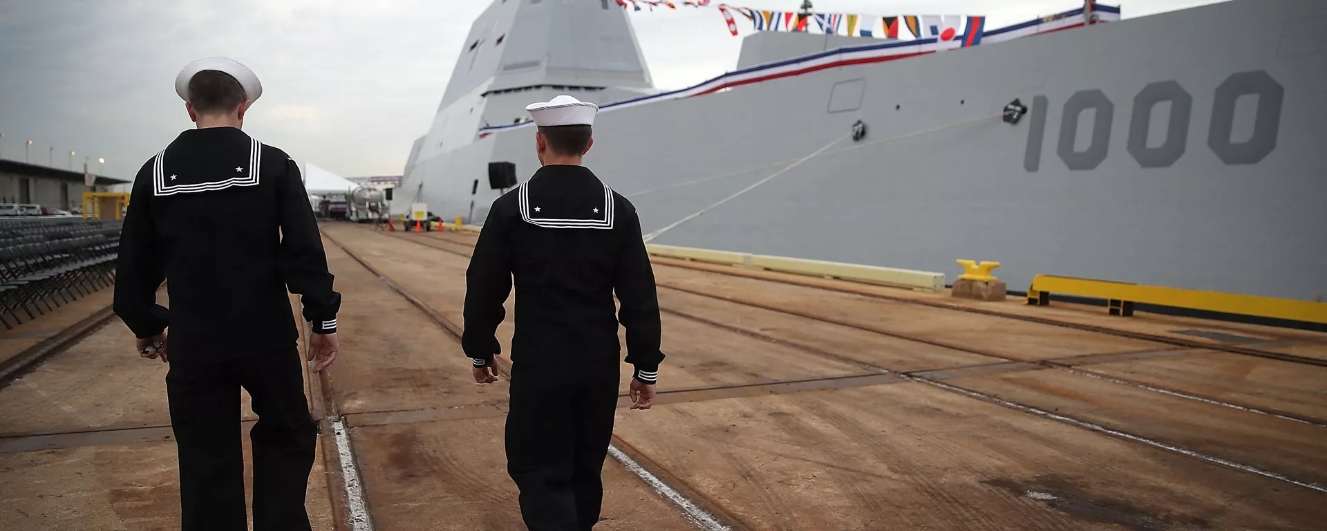 Моряки на фоне эсминца DDG 1000 USS Zumwalt  - 俄羅斯衛星通訊社, 1920, 04.03.2021