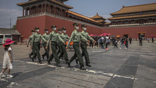 Солдаты Народно-освободительной армии Китая (НОАК) в защитных масках проходят маршем мимо входа в Запретный город в первый день Всекитайского собрания народных представителей (ННК) - 俄羅斯衛星通訊社