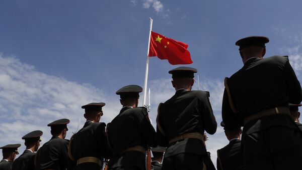 Китайские военные на фоне государственно флага - 俄罗斯卫星通讯社