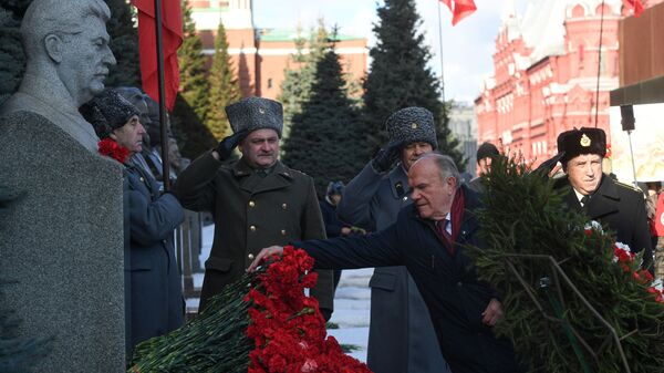 КПРФ возложила цветы к месту захоронения Сталина у Кремлевской стены - 俄罗斯卫星通讯社
