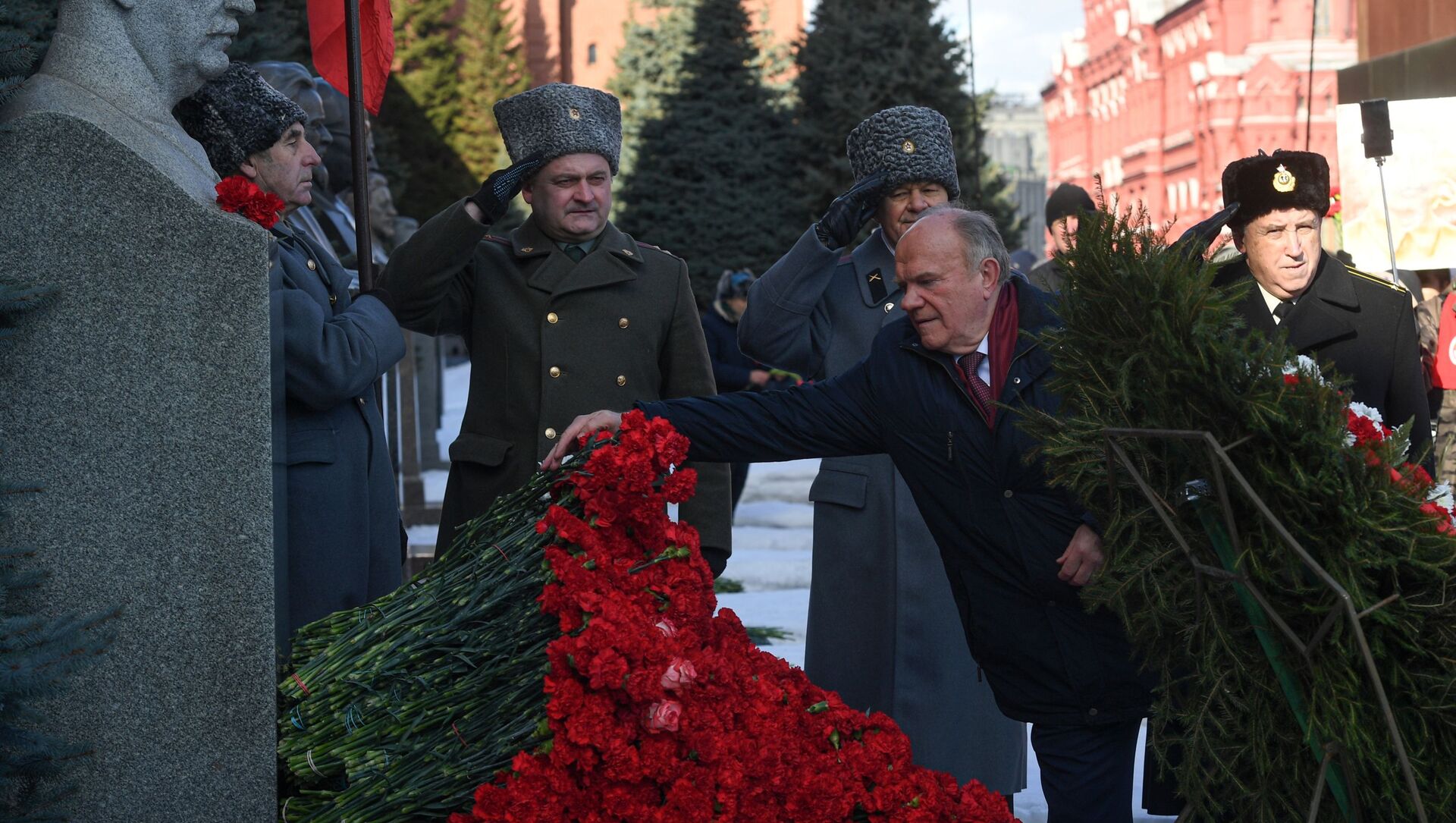 КПРФ возложила цветы к месту захоронения Сталина у Кремлевской стены - 俄罗斯卫星通讯社, 1920, 05.03.2021