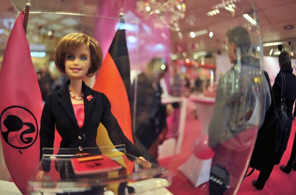 看起來像德國總理安格拉·默克爾的芭比娃娃。 - 俄羅斯衛星通訊社
