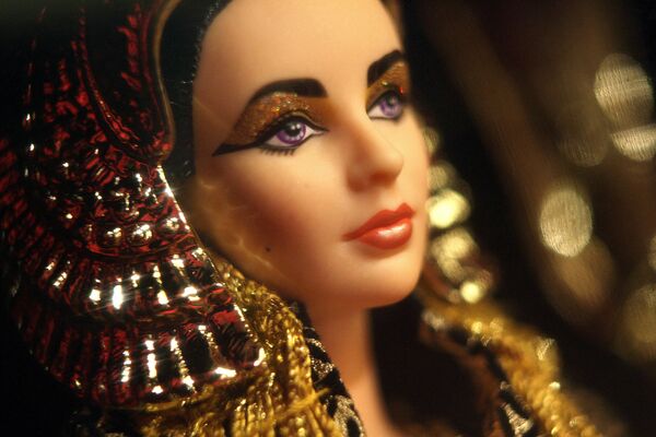伊麗莎白·泰勒飾演的埃及艷後造型的芭比娃娃。 - 俄羅斯衛星通訊社