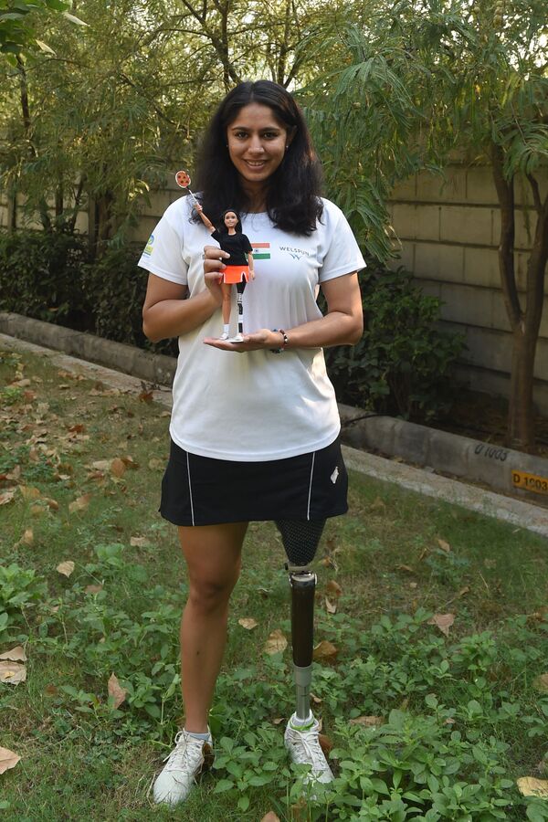 印度运动员玛纳西·乔希手持一个按照自己形象制作的芭比娃娃。 - 俄罗斯卫星通讯社