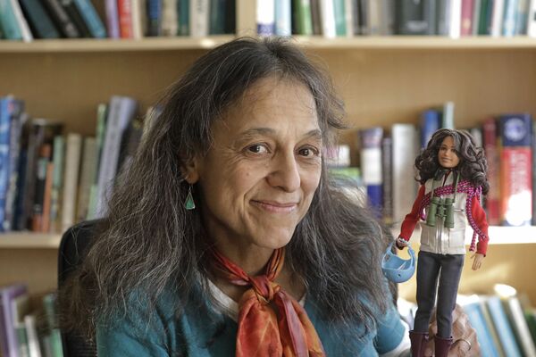 生態學家納利尼·納德卡尼在鹽湖城猶他州立大學的實驗室里，懷抱著以她的形象製作的芭比娃娃。 - 俄羅斯衛星通訊社