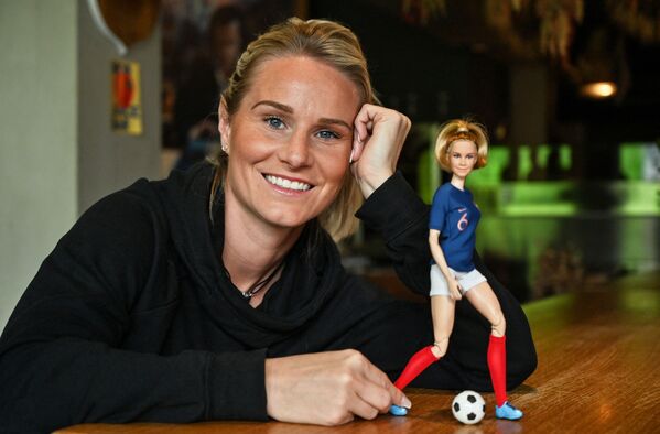 法國足球明星阿曼丁·亨利和以她形象製成的芭比娃娃。 - 俄羅斯衛星通訊社