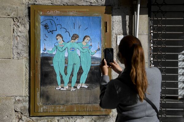 巴塞羅那，意大利街頭藝術家TvBoy的塗鴉《三種疫苗》，儼如拉斐爾的名畫《美惠三女神》。 - 俄羅斯衛星通訊社