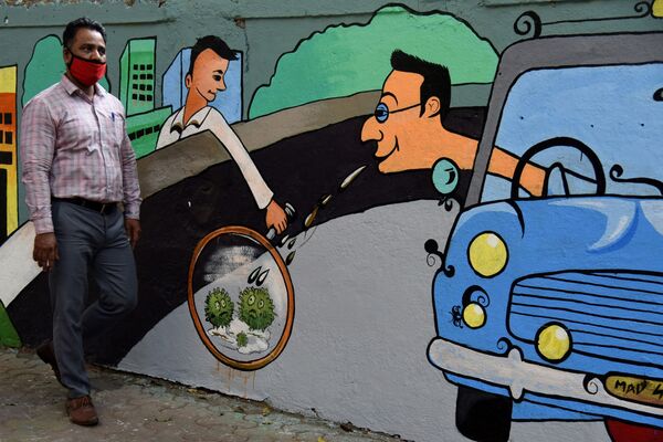 印度孟买，行人从以冠状病毒为主题的涂鸦墙前走过。 - 俄罗斯卫星通讯社