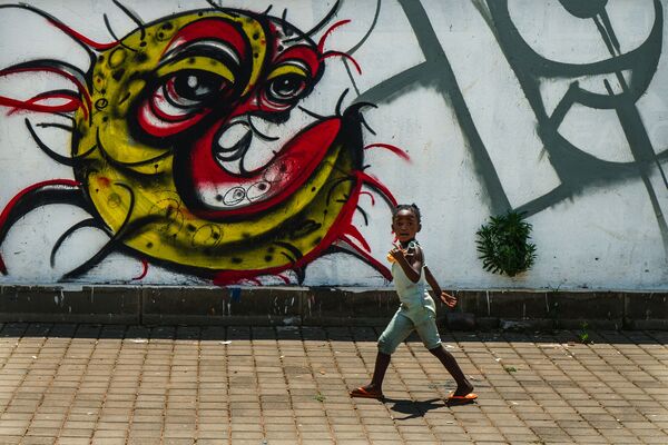 南非索韦托，一个孩子站在绘有新型冠状病毒的涂鸦墙前。 - 俄罗斯卫星通讯社