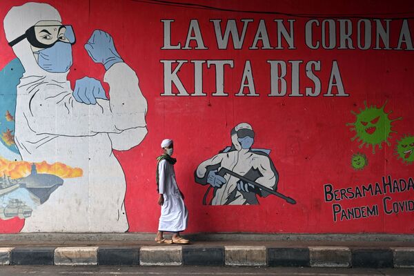 印度尼西亚雅加达，一名男子从涂鸦墙前经过。 - 俄罗斯卫星通讯社