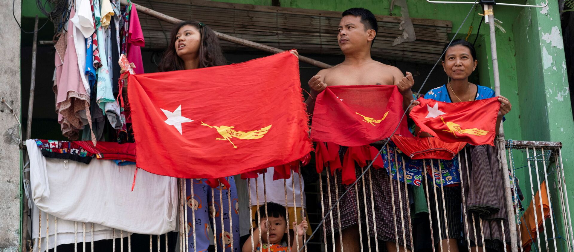 Граждане Мьянмы с флагами на балконе дома во время протеста против военного переворота - 俄羅斯衛星通訊社, 1920, 25.03.2021