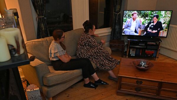 Семья смотрит интервью принца Гарри и его жены Меган с Опрой Уинфри - 俄羅斯衛星通訊社