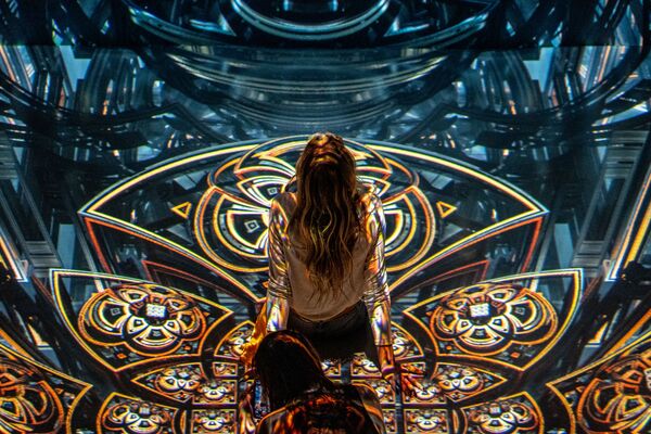 美国纽约ARTECHOUSE，霍斯维斯沉浸式视听装置艺术展上的参观者。 - 俄罗斯卫星通讯社