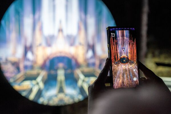 美国纽约ARTECHOUSE，霍斯维斯沉浸式视听装置艺术展上的参观者。 - 俄罗斯卫星通讯社