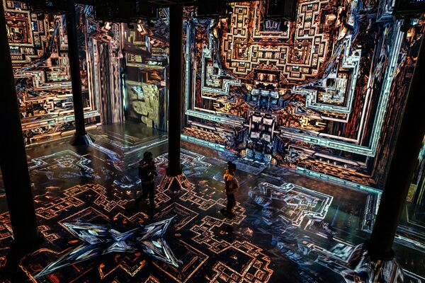 美国纽约ARTECHOUSE，霍斯维斯沉浸式视听装置艺术展上的参观者。 - 俄罗斯卫星通讯社